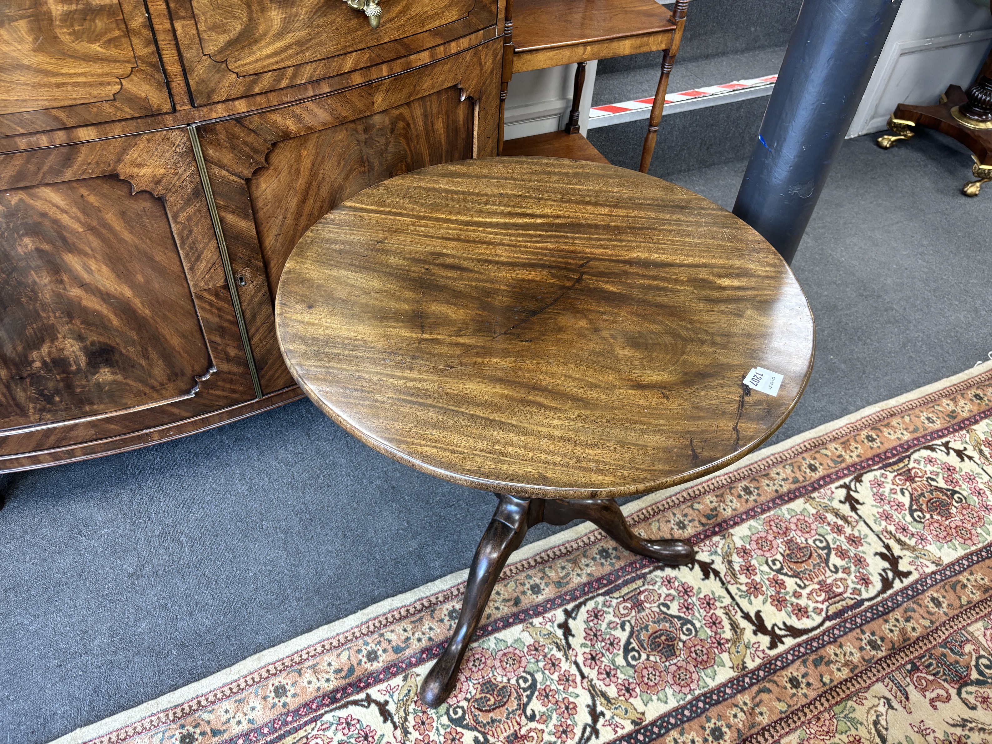 A George III circular mahogany birdcage action tilt top tea table, diameter 70cm, height 70cm